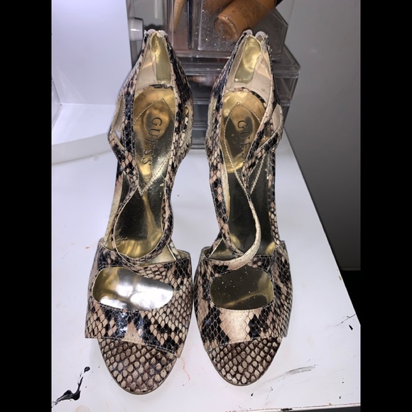 GUESS - Picture 3 of 6